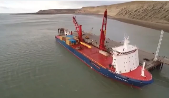 Represas: Arribó a Punta Quilla un barco con camiones, topadoras, planta de hormigón y de áridos, procedentes de China