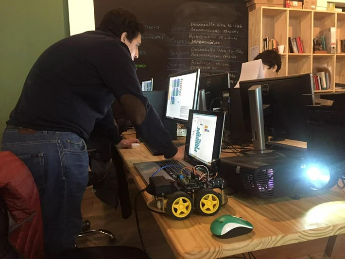 Se inauguró la primera escuela de robótica en Santa Cruz