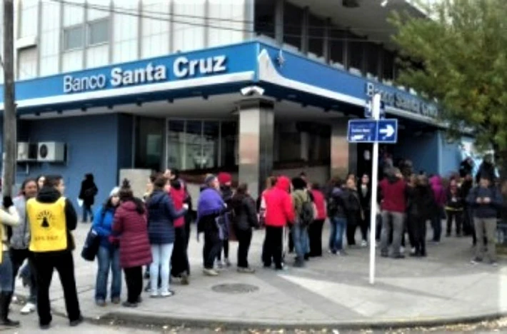 La Provincia "quebrada" continuará financiando al Banco Santa Cruz