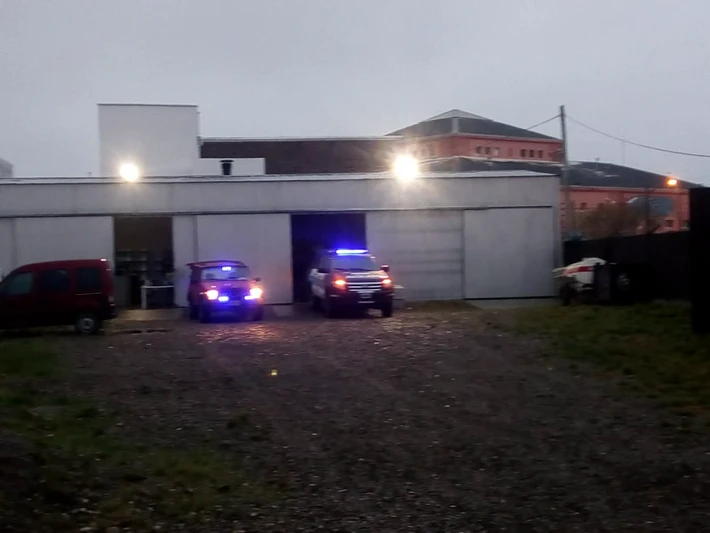 La policía federal allana un contenedor de Baéz en una estación de servicio