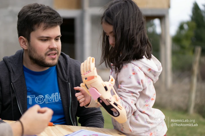 #Argentinaton: recorren el país entregando manos mecánicas impresas en 3D y estuvieron en Santa Cruz