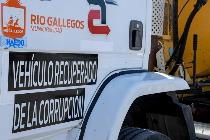 Recuperados de la corrupción: El municipio exhibió 9 vehículos de Báez que ya comenzarán a ser utilizados