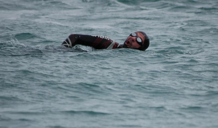 Un nadador de Cañadón Seco cruzará el estrecho que une las Malvinas