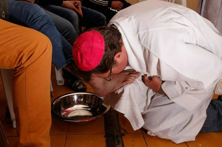 Jueves santo: el obispo de Río Gallegos lavó los pies de doce presos