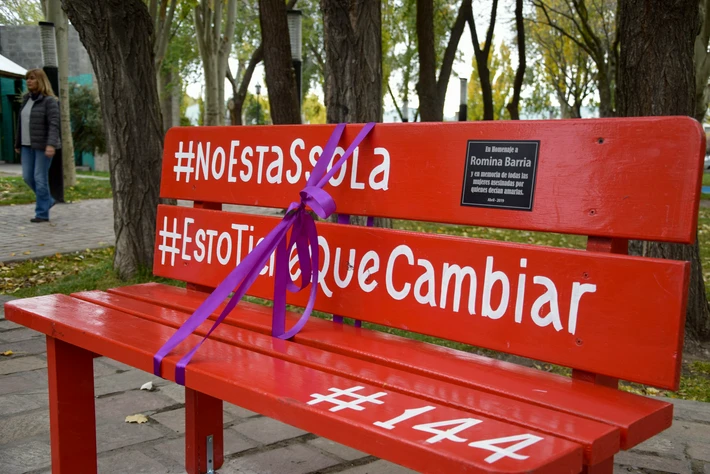 Contra la violencia de género colocaron un banco rojo en Plaza San Martín