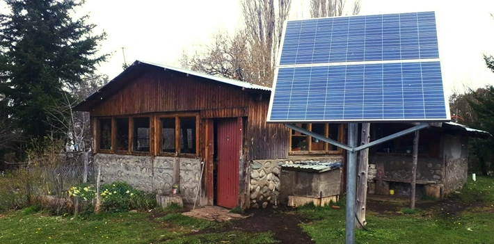 Nación entrega paneles solares a familias rurales de Santa Cruz