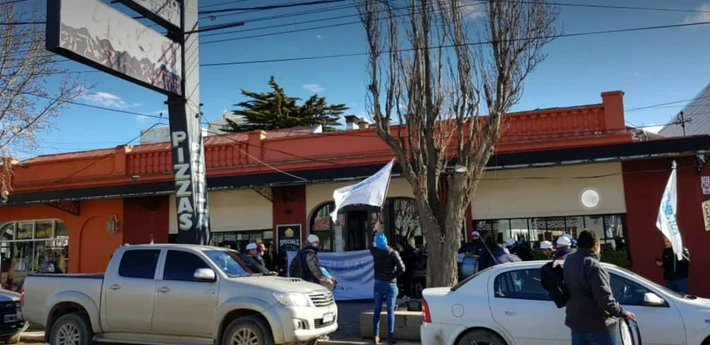 Protesta de trabajadores gastronómicos por pagos atrasados y bono salarial