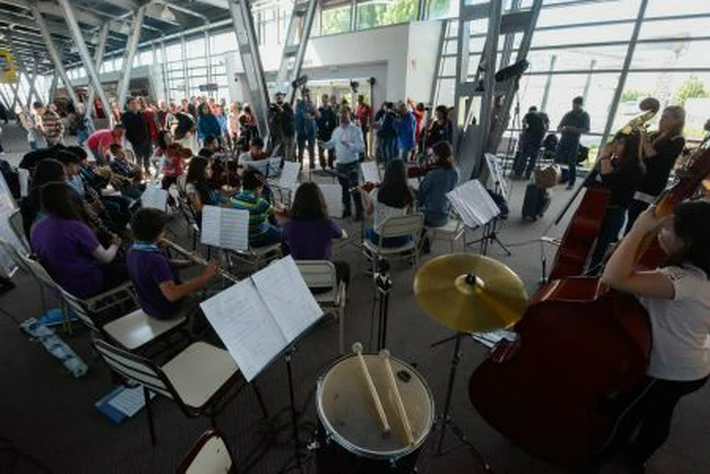 Aeropuerto: La orquesta de El Calafate hizo un breve show en el inicio de la semana de "Glaciares en Concierto"