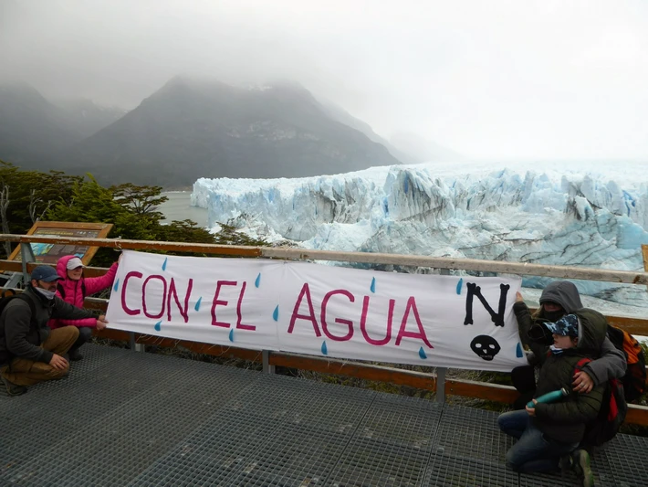 El reclamo por el agua de Mendoza, llegó al glaciar Perito Moreno