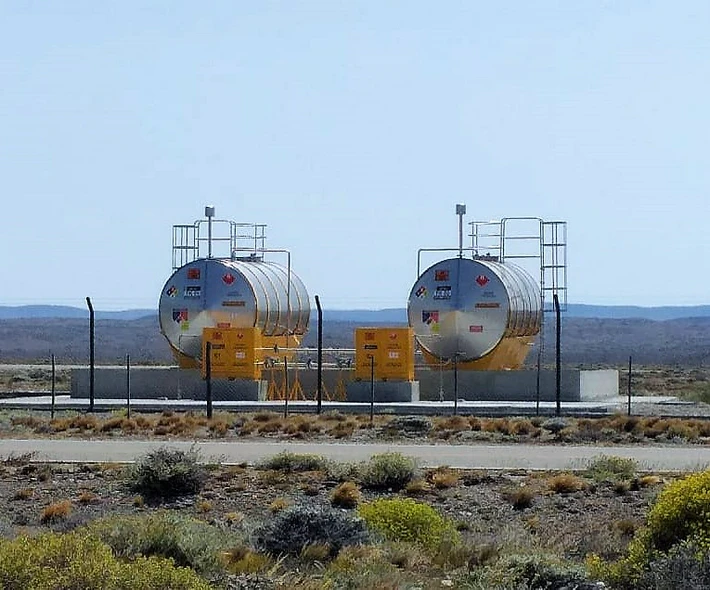 La minera Newmont donó tanques de combustible para el aeropuerto de Perito Moreno