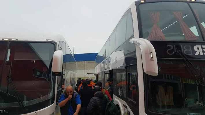 Cuarentena: Trabajadores de Cerro Vanguardia llegan a Río Gallegos e ingresan sin control