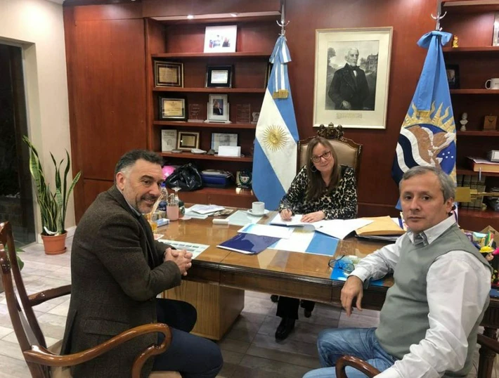 Empresa del jefe de Gabinete fue autorizada por el ministerio de Salud a transportar cianuro desde Punta Arenas
