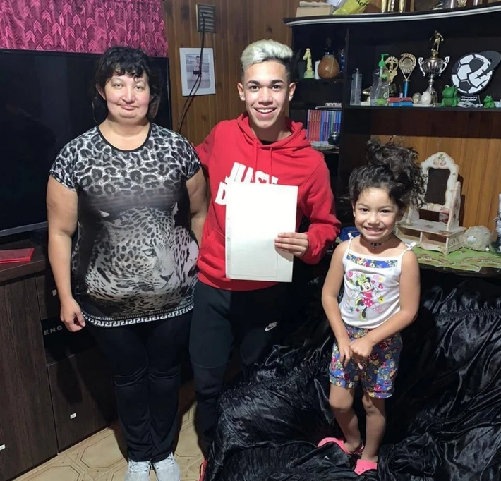 El joven jugador de fútbol que le regaló un terreno a su madre en Perito Moreno