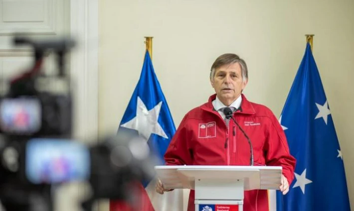 Intendente de Magallanes calificó de "violenta" la tapa de La Opinión Austral