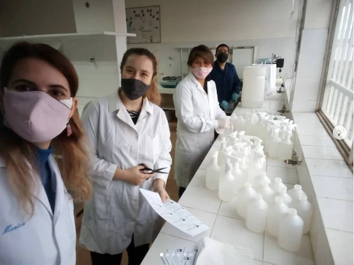 Voluntarios de la UNPA-UARG fabrican sanitizante en los laboratorios de Química