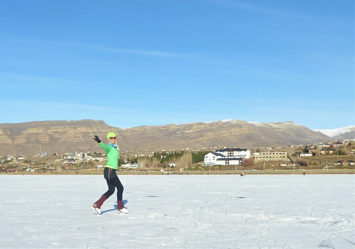 Por la pandemia no pudo continuar viaje, y ahora disfruta de patinar y dar clases sobre el hielo de la Bahía Redonda