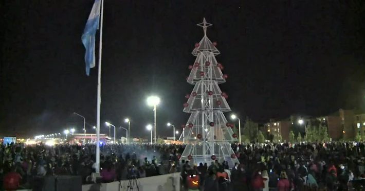 Una multitud acompañó el encendido del árbol de navidad que montó el municipio