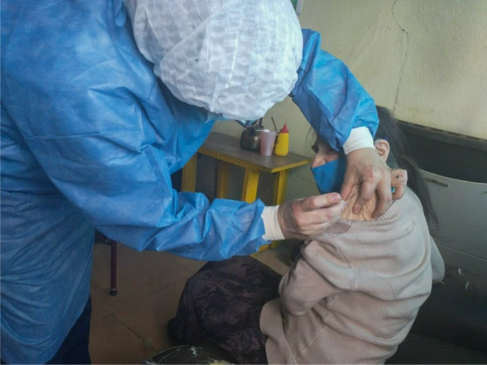 Comenzó la vacunación de adultos mayores y una abuela de 107 años de San Julián fue la primera en recibir la dosis