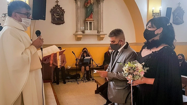 El Obispo García Cuerva cuestionó al cura que casó en Ushuaia a una mujer trans