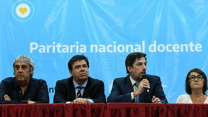 Nación acordó con los cinco gremios docentes un 32 % de aumento