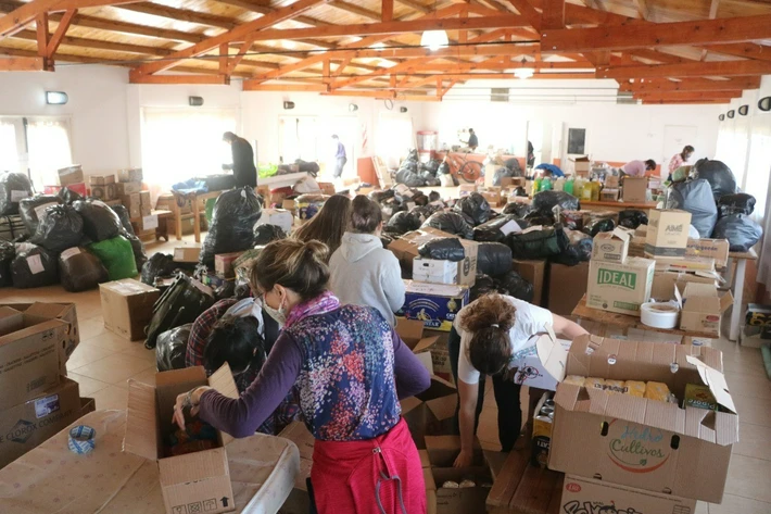 Colecta Solidaria: 4 mil litros de agua y 300 cajas de alimento partieron hacia la Comarca Andina
