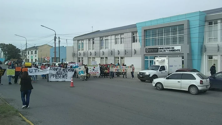 Enfermeros comenzaron una ocupación pacífica del Ministerio, y el martes paran los médicos