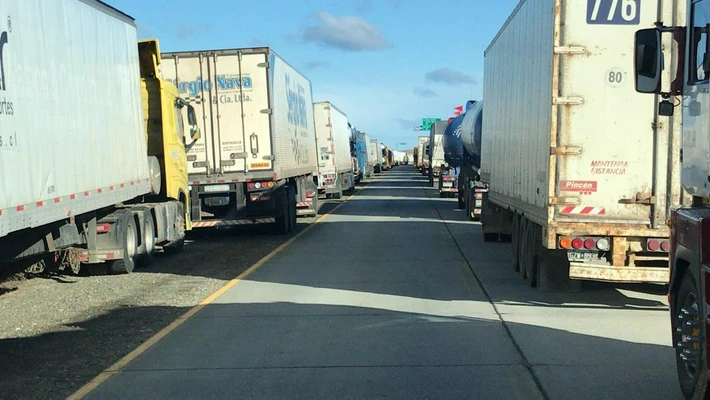 Más de 800 camiones permanecen varados en el piquete de Punta Delgada a 30 km de Monte Aymond