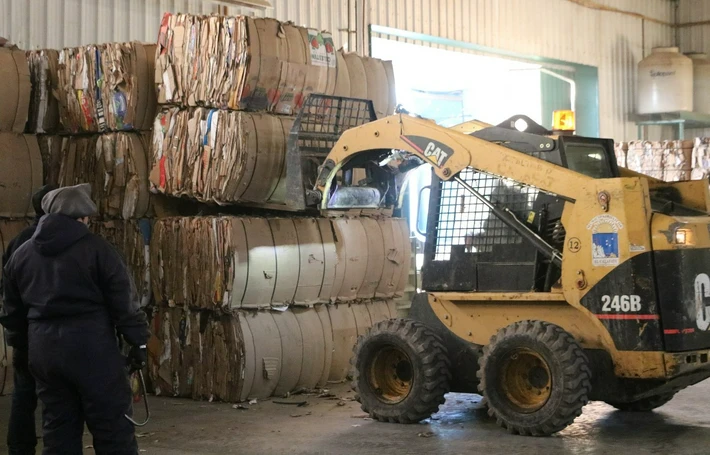 El municipio pone a la venta 27 toneladas de cartón reciclado en el centro de acopio