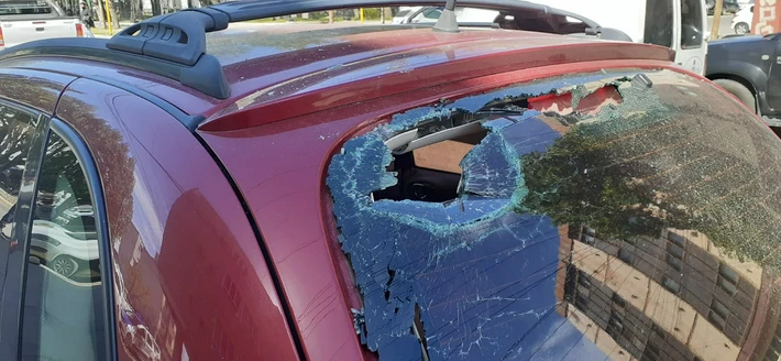 Enfrentamiento con piedras entre trabajadores de la Uocra provocó daños en autos, y locales lindantes y varios detenidos