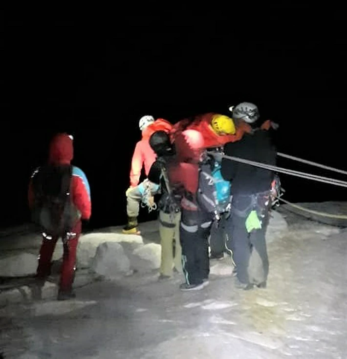 Rescataron a uno de los escaladores, y cesaron la búsqueda de su compañero