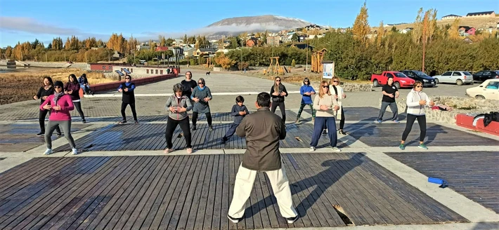 Por el día internacional del Tai Chi: en El Calafate hubo una práctica al aire libre