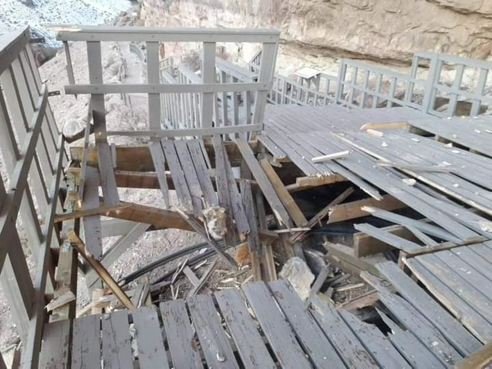 Desprendimiento de rocas provocaron destrozos en las pasarelas, no hay personas heridas